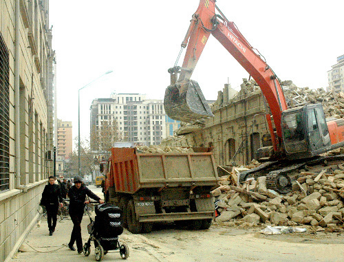 Баку, 19 декабря 2011 г. Развалины дома №49 по улице Самеда Вургуна, в котором размещалась квартира Турала Аббаслы. Фото: ИА "Туран" Баку, 19 декабря 2011 г. Развалины дома №49 по улице Самеда Вургуна, в котором размещалась квартира Турала Аббаслы. Фото: ИА "Туран"