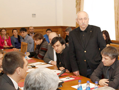 Председатель Союза журналистов РД Али Камалов выступает перед членами парламентской комиссии по расследованию убийства учредителя газеты "Черновик" Хаджимурада Камалова. Махачкала, 21 декабря 2011 г. Фото пресс-службы Народного собрания Республики Дагестан Председатель Союза журналистов РД Али Камалов выступает перед членами парламентской комиссии по расследованию убийства учредителя газеты "Черновик" Хаджимурада Камалова. Махачкала, 21 декабря 2011 г. Фото пресс-службы Народного собрания Республики Дагестан