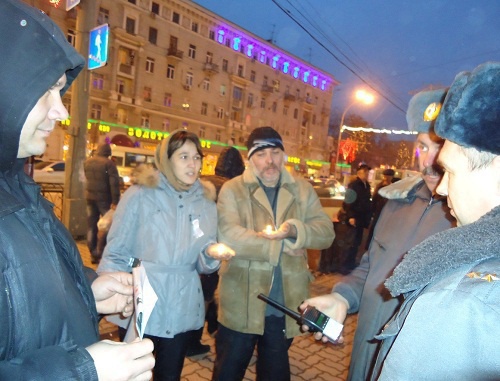 Акция в защиту политзаключенных в Ростове-на-Дону. 30 декабря 2011 года. Фото предоставлено пресс-службой движения "Левый Фронт".
Акция в защиту политзаключенных в Ростове-на-Дону. 30 декабря 2011 года. Фото предоставлено пресс-службой движения "Левый Фронт".
