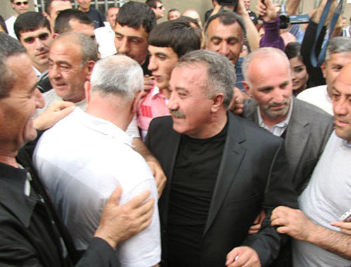 Сасун Микаелян (в центре) в день освобождения из заключения. Армения, Ереван, 27 мая 2011 г. Фото: www.epress.am Сасун Микаелян (в центре) в день освобождения из заключения. Армения, Ереван, 27 мая 2011 г. Фото: www.epress.am