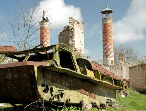 Остов бронетранспортёра на фоне руин в Шуши. Нагорный Карабах, 2011 г. Фото: asketic-travel.livejournal.com Остов бронетранспортёра на фоне руин в Шуши. Нагорный Карабах, 2011 г. Фото: asketic-travel.livejournal.com