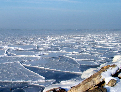 Замерзшее Каспийское море у городского пляжа Махачкалы. 30 января 2012 г. Фото: aminyuta.livejournal.com Замерзшее Каспийское море у городского пляжа Махачкалы. 30 января 2012 г. Фото: aminyuta.livejournal.com
