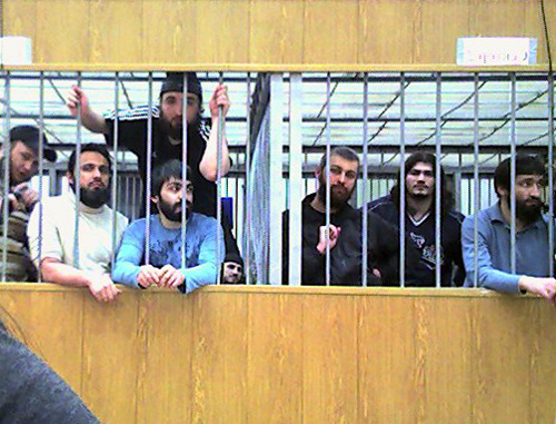 Подсудимые по делу о нападении на Нальчик 13 октября 2005 г. во время одного из судебных заседаний. Кабардино-Балкария, Нальчик, 2011 г. Фото предоставлено членом комитета «Матери Кабардино-Балкарии в защиту прав и свобод граждан» Марьям Ахметовой.
Подсудимые по делу о нападении на Нальчик 13 октября 2005 г. во время одного из судебных заседаний. Кабардино-Балкария, Нальчик, 2011 г. Фото предоставлено членом комитета «Матери Кабардино-Балкарии в защиту прав и свобод граждан» Марьям Ахметовой.