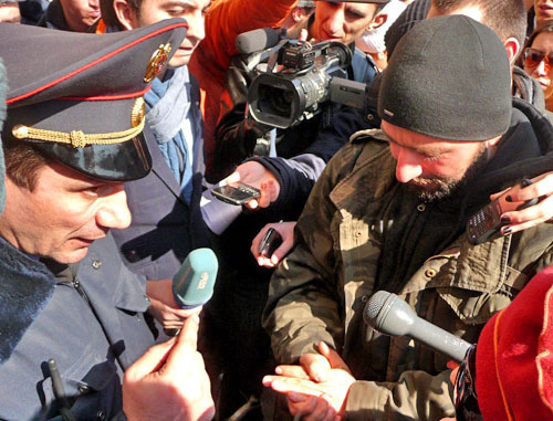 Пикет активистов против строительства ларьков в зеленой зоне на проспекте Маштоца прошел перед зданием мэрии Еревана. На снимке: заместитель начальника отдела по обеспечению общественного порядка Управления Полиции города Еревана Карен Мовсисян предупреждает участников акции о нарушениях. Ереван, Армения. 20 февраля 2012. Фото Армине Мартиросян для «Кавказского узла» Пикет активистов против строительства ларьков в зеленой зоне на проспекте Маштоца прошел перед зданием мэрии Еревана. На снимке: заместитель начальника отдела по обеспечению общественного порядка Управления Полиции города Еревана Карен Мовсисян предупреждает участников акции о нарушениях. Ереван, Армения. 20 февраля 2012. Фото Армине Мартиросян для «Кавказского узла»