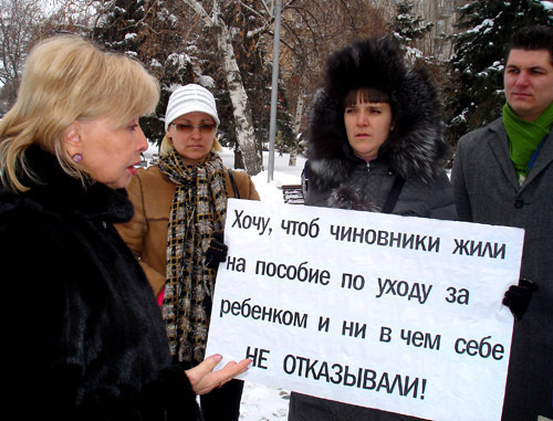 Пикет по вопросу доступности и качества дошкольного образования прошел в Волгограде. Пикетчики требовали от властей решения проблемы обеспечения детскими садами. На снимке: депутат Волгоградской областной думы Наталья Латышевская общается с участниками акции. Волгоград, 24 февраля 2012 г. Фото Татьяны Филимоновой для «Кавказского узла» Пикет по вопросу доступности и качества дошкольного образования прошел в Волгограде. Пикетчики требовали от властей решения проблемы обеспечения детскими садами. На снимке: депутат Волгоградской областной думы Наталья Латышевская общается с участниками акции. Волгоград, 24 февраля 2012 г. Фото Татьяны Филимоновой для «Кавказского узла»