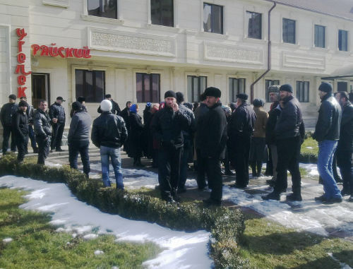 Участники митинга работников турецких строительных фирм "Пента" и "Бора Иншаат" в Грозном, 24 февраля 2012 г. Фото предоставлено участниками митинга Участники митинга работников турецких строительных фирм "Пента" и "Бора Иншаат" в Грозном, 24 февраля 2012 г. Фото предоставлено участниками митинга