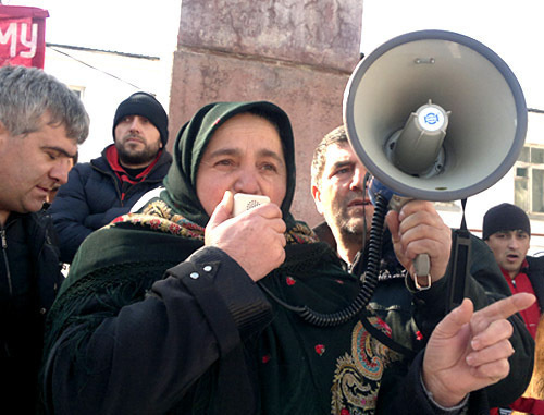 Митинг "За честные выборы" состоялся в селе Хучни Табасаранского района. На снимке: выступление Рузият Надировой. Дагестан, 27 февраля, 2012 г. Фото Патимат Махмудовой для "Кавказского узла" Митинг "За честные выборы" состоялся в селе Хучни Табасаранского района. На снимке: выступление Рузият Надировой. Дагестан, 27 февраля, 2012 г. Фото Патимат Махмудовой для "Кавказского узла"