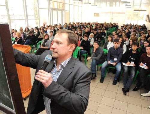 Более 300 молодых наблюдателей от партий и членов избиркомов прошли совместное обучение на молодежном форуме «Выборы-2012: общее будущее». Ростовская область, 29 февраля 2012 г. Фото предоставлено пресс-службой избирательной комиссии Ростовской области Более 300 молодых наблюдателей от партий и членов избиркомов прошли совместное обучение на молодежном форуме «Выборы-2012: общее будущее». Ростовская область, 29 февраля 2012 г. Фото предоставлено пресс-службой избирательной комиссии Ростовской области