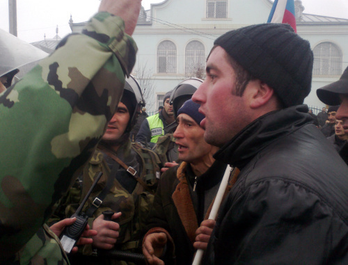 Азербайджан, 1 марта 2012 г. Противостояние в Губе. Неподалеку от полицейского участка. Фото Фаика Меджида для "Кавказского узла" Азербайджан, 1 марта 2012 г. Противостояние в Губе. Неподалеку от полицейского участка. Фото Фаика Меджида для "Кавказского узла"