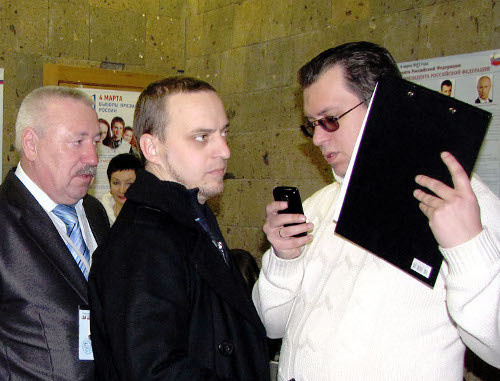 Глава Ростовского филиала общероссийской общественной организации «За честные выборы» Георгий Петров, представитель регионального офиса организации «Голос» Иван Орлов и один из организаторов "Лиги избирателей-Ростов" Дмитрий Абросимов в объединенном информационном центре правозащитников. Ростов-на-Дону, 4 марта 2012 г. Фото Натальи Баженовой для "Кавказского узла" Глава Ростовского филиала общероссийской общественной организации «За честные выборы» Георгий Петров, представитель регионального офиса организации «Голос» Иван Орлов и один из организаторов "Лиги избирателей-Ростов" Дмитрий Абросимов в объединенном информационном центре правозащитников. Ростов-на-Дону, 4 марта 2012 г. Фото Натальи Баженовой для "Кавказского узла"