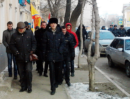 Астрахань, 10 марта 2012 г. Участники акции протеста несогласных с итогами выборов следуют к резиденции губернатора и зданию областной избирательной комиссии. В центре - представитель партии "Справедливая Россия" Олег Шеин. Фото Елены Гребенюк для "Кавказского узла" Астрахань, 10 марта 2012 г. Участники акции протеста несогласных с итогами выборов следуют к резиденции губернатора и зданию областной избирательной комиссии. В центре - представитель партии "Справедливая Россия" Олег Шеин. Фото Елены Гребенюк для "Кавказского узла"