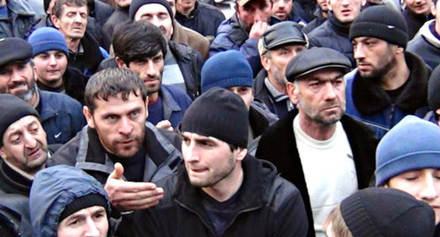 Митинг против режима КТО в селении Гимры Унцукульского района Дагестана. 14 января 2012 г. Фото: Шамиль Магомедов, www.odnoselchane.ru Митинг против режима КТО в селении Гимры Унцукульского района Дагестана. 14 января 2012 г. Фото: Шамиль Магомедов, www.odnoselchane.ru