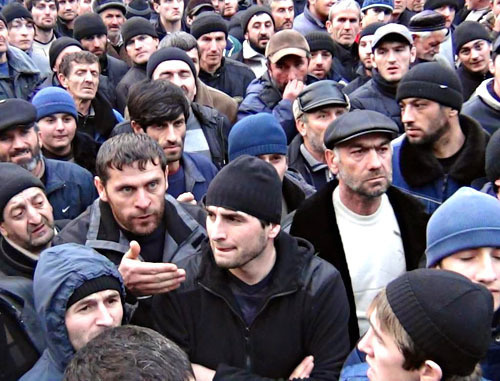 Митинг против режима КТО в селении Гимры Унцукульского района Дагестана. 14 января 2012 г. Фото: Шамиль Магомедов, www.odnoselchane.ru Митинг против режима КТО в селении Гимры Унцукульского района Дагестана. 14 января 2012 г. Фото: Шамиль Магомедов, www.odnoselchane.ru