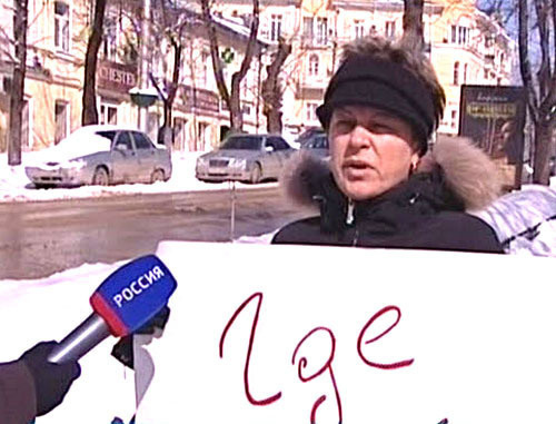 Татьяна Бестужая, жена Игоря Бестужего, во время одиночного пикета. Ставрополь, 11 марта 2012 г. Фото ГТРК "Ставрополье", www.stavropolye.tv Татьяна Бестужая, жена Игоря Бестужего, во время одиночного пикета. Ставрополь, 11 марта 2012 г. Фото ГТРК "Ставрополье", www.stavropolye.tv