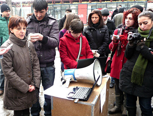 Акция "Независимый гражданский суд" в защиту парка Маштоца. На снимке: Сона Айвазян, глава Антикоррупционного Центра Transparency International, в качестве защиты истца - общественности. Армения, Ереван, 13 марта 2012 г. Фото Армине Мартиросян для «Кавказского узла» Акция "Независимый гражданский суд" в защиту парка Маштоца. На снимке: Сона Айвазян, глава Антикоррупционного Центра Transparency International, в качестве защиты истца - общественности. Армения, Ереван, 13 марта 2012 г. Фото Армине Мартиросян для «Кавказского узла»