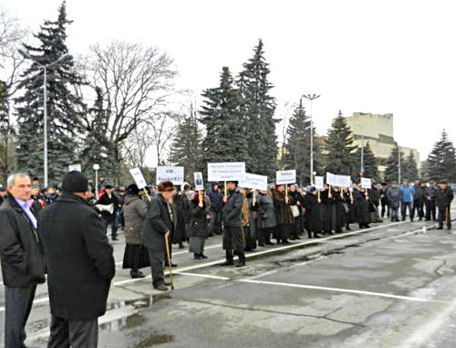 Пикет у здания республиканского Дома правительства с требованием расследования убийства депутата республиканского парламента Ислама Крымшамхалова. Черкесск, 14 марта 2012 г. Фото RFE/RL Пикет у здания республиканского Дома правительства с требованием расследования убийства депутата республиканского парламента Ислама Крымшамхалова. Черкесск, 14 марта 2012 г. Фото RFE/RL