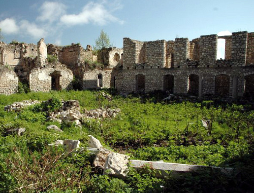 Внутренний двор Нижней мечети в Шуше. Нагорный Карабах, 2011 г. Фото: asketic-travel.livejournal.com Внутренний двор Нижней мечети в Шуше. Нагорный Карабах, 2011 г. Фото: asketic-travel.livejournal.com
