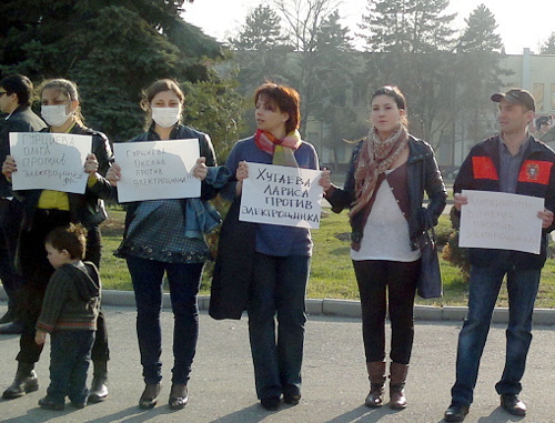 Северная Осетия, Владикавказ, 5 апреля 2012 г. Митинг против деятельности завода "Электроцинк". Фото Эммы Марзоевой для "Кавказского узла" Северная Осетия, Владикавказ, 5 апреля 2012 г. Митинг против деятельности завода "Электроцинк". Фото Эммы Марзоевой для "Кавказского узла"
