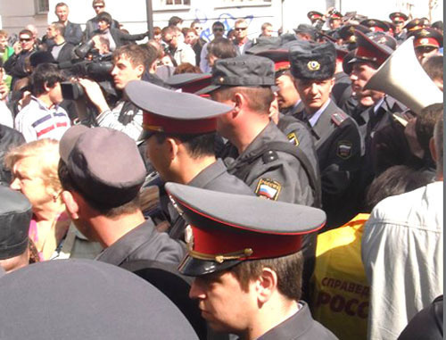 Полиция во время митинга "За отмену результатов выборов мэра". Астрахань, 10 апреля 2012 г. Фото: dunaev-es.livejournal.com Полиция во время митинга "За отмену результатов выборов мэра". Астрахань, 10 апреля 2012 г. Фото: dunaev-es.livejournal.com