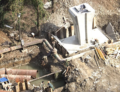 Работы по строительству дороги-дублера ведутся "Мостоотрядом-99". Сочи, апрель 2012 г. Фото Светланы Кравченко для "Кавказского узла" Работы по строительству дороги-дублера ведутся "Мостоотрядом-99". Сочи, апрель 2012 г. Фото Светланы Кравченко для "Кавказского узла"