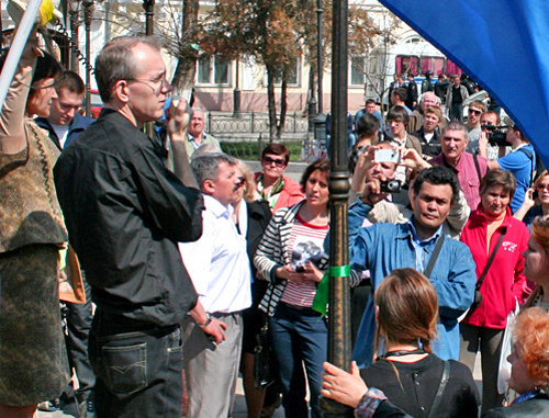 Олег Шеин выступает на импровизированном митинге во время встречи с депутатами Госдумы РФ, приехавшими поддержать участников голодовки протеста. Астрахань, 10 апреля 2012 г. Фото Александра Козлова, http://ko-07.livejournal.com Олег Шеин выступает на импровизированном митинге во время встречи с депутатами Госдумы РФ, приехавшими поддержать участников голодовки протеста. Астрахань, 10 апреля 2012 г. Фото Александра Козлова, http://ko-07.livejournal.com