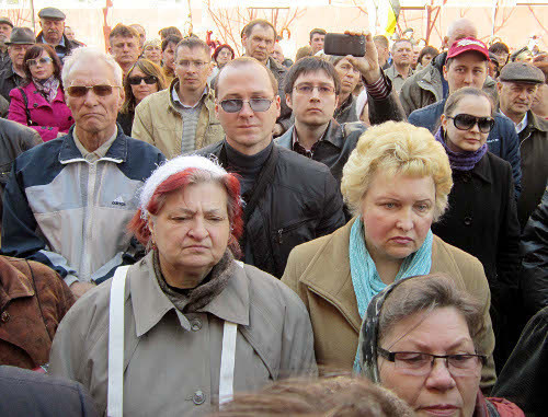 Жители Астрахани на митинге у здания городской администрации в день приезда депутатов Госдумы РФ от "Справедливой России" Сергея Миронова и Николая Левичева к участникам голодовки протеста. Астрахань, 31 марта 2012 г. Фото Евгении Зариньш, http://evgeniy-zarinsh.livejournal.com Жители Астрахани на митинге у здания городской администрации в день приезда депутатов Госдумы РФ от "Справедливой России" Сергея Миронова и Николая Левичева к участникам голодовки протеста. Астрахань, 31 марта 2012 г. Фото Евгении Зариньш, http://evgeniy-zarinsh.livejournal.com