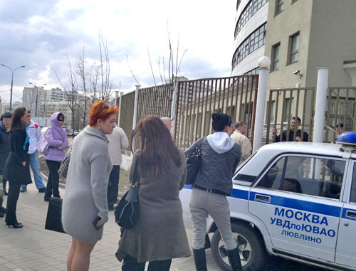 Возле здания Люблинского суда. Москва, 17 апреля 2012 г. Фото Юлии Буславской для "Кавказского узла" Возле здания Люблинского суда. Москва, 17 апреля 2012 г. Фото Юлии Буславской для "Кавказского узла"