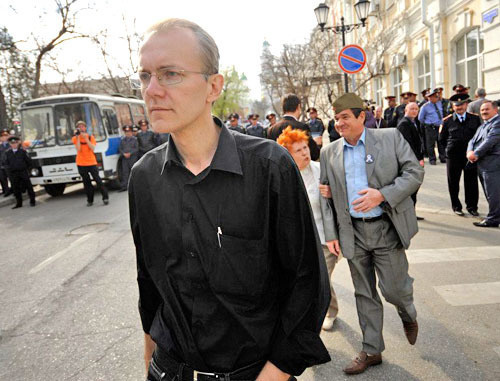 Олег Шеин во время акции в Астрахани. 14 апреля 2012 г. Фото Михаила Мордасова, ЮГА.ру Олег Шеин во время акции в Астрахани. 14 апреля 2012 г. Фото Михаила Мордасова, ЮГА.ру