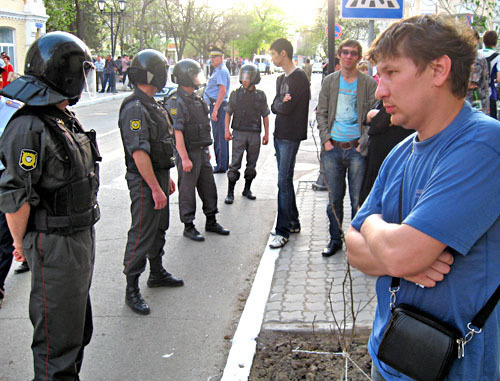Полиция оцепила улицу Советская. На снимке: противостояние полиции и активистов на улице Советская. Астрахань, 21 апреля 2012 г. Фото Вячеслава Ященко для "Кавказского узла" Полиция оцепила улицу Советская. На снимке: противостояние полиции и активистов на улице Советская. Астрахань, 21 апреля 2012 г. Фото Вячеслава Ященко для "Кавказского узла"