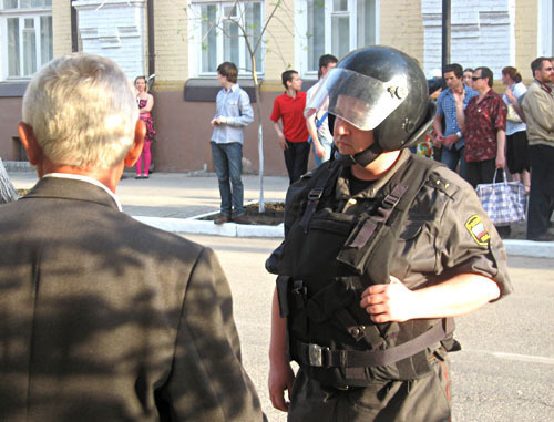 Противостояние полиции и активистов на улице Советская. Астрахань, 21 апреля 2012 г. Фото Вячеслава Ященко для "Кавказского узла" Противостояние полиции и активистов на улице Советская. Астрахань, 21 апреля 2012 г. Фото Вячеслава Ященко для "Кавказского узла"