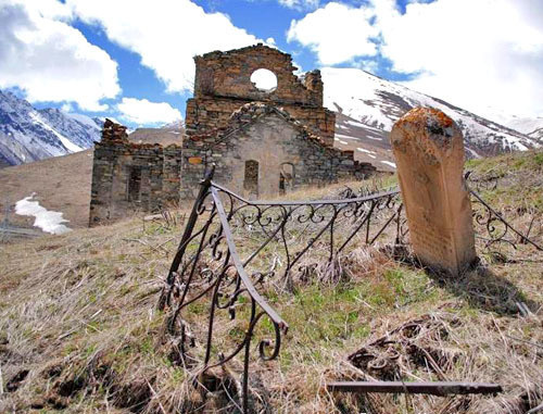 Cеление Лисри в Мамисонском ущелье Северной Осетии. Фото: Анастасия Ямщикова, anastasia-tim.livejournal.com Cеление Лисри в Мамисонском ущелье Северной Осетии. Фото: Анастасия Ямщикова, anastasia-tim.livejournal.com