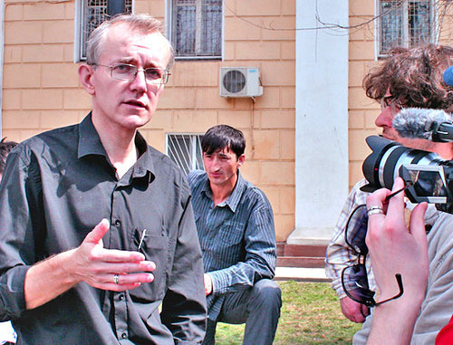 Олег Шеин дает интервью журналистам. Астрахань, апрель 2012 г. Фото Александра Козлова, ко_07.livejournal.ru Олег Шеин дает интервью журналистам. Астрахань, апрель 2012 г. Фото Александра Козлова, ко_07.livejournal.ru