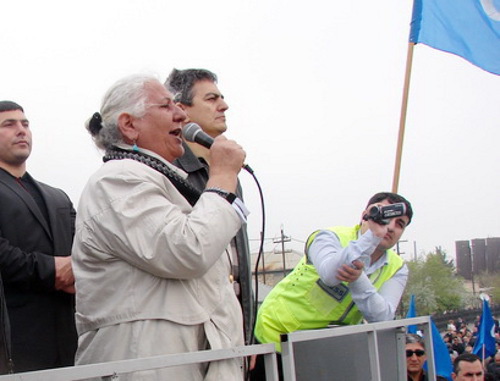 Ширинбаджи Рзаева выступает на митинге оппозиции в Баку. 22 апреля 2012 г. Фото: http://www.faktxeber.com Ширинбаджи Рзаева выступает на митинге оппозиции в Баку. 22 апреля 2012 г. Фото: http://www.faktxeber.com