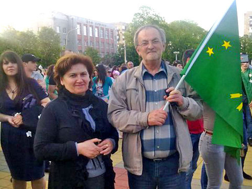 День черкесского флага в Майкопе. 25 апреля 2012 г. Фото: http://www.natpress.ru День черкесского флага в Майкопе. 25 апреля 2012 г. Фото: http://www.natpress.ru