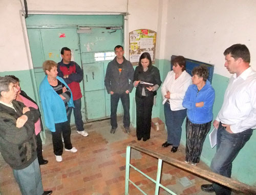 Собрание жильцов дома 66 по улице Гагарина в Сочи. 27 апреля 2012 г. Фото Светланы Кравченко для "Кавказского узла" Собрание жильцов дома 66 по улице Гагарина в Сочи. 27 апреля 2012 г. Фото Светланы Кравченко для "Кавказского узла"