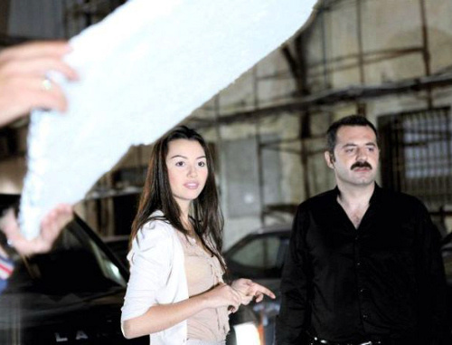 Съемки азербайджано-турецкого сериала под названием "Qaranlıqlar çiçəyi" ("Цветок темноты") с участием звезды "Евровидения-2010" Сафуры Ализаде (в центре). Баку, октябрь 2011 г. Фото: http://1news.az Съемки азербайджано-турецкого сериала под названием "Qaranlıqlar çiçəyi" ("Цветок темноты") с участием звезды "Евровидения-2010" Сафуры Ализаде (в центре). Баку, октябрь 2011 г. Фото: http://1news.az