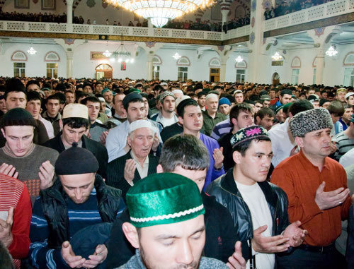 Молитва в Джума-мечети, Махачкала, 2011 г. Фото: http://islam.ru Молитва в Джума-мечети, Махачкала, 2011 г. Фото: http://islam.ru