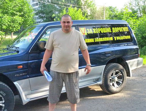 Волгоградец Алексей Ульянов на своем автомобиле ездит по всем районам города и собирает подписи "За хорошие дороги". Волгоград, 12 мая 2012 г. Фото Татьяны Филимоновой для "Кавказского узла" Волгоградец Алексей Ульянов на своем автомобиле ездит по всем районам города и собирает подписи "За хорошие дороги". Волгоград, 12 мая 2012 г. Фото Татьяны Филимоновой для "Кавказского узла"