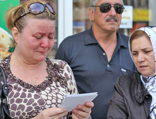 Бэла Данилина, мать Тимура Данилина, похищенного 25 марта, на пикете у республиканской прокуратуры. Махачкала, 14 мая 2012 г. Фото Закира Магомедова Бэла Данилина, мать Тимура Данилина, похищенного 25 марта, на пикете у республиканской прокуратуры. Махачкала, 14 мая 2012 г. Фото Закира Магомедова