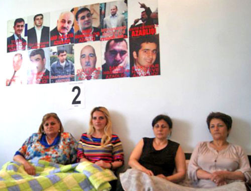 Участники голодовки, Баку, 16 мая 2012. Фото Azadliq Radiosu (RFE/RL) Участники голодовки, Баку, 16 мая 2012. Фото Azadliq Radiosu (RFE/RL)