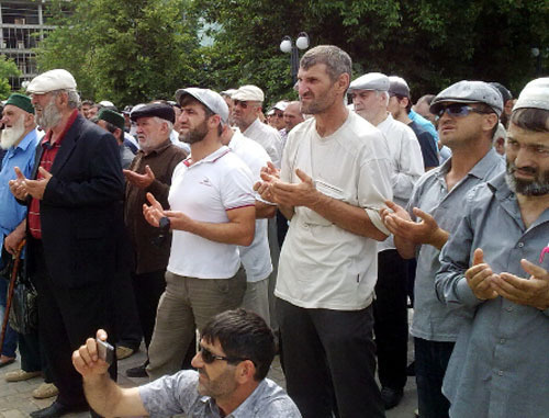 Митинг с требованием расследовать убийство братьев Гамзатовых и их племянника Магомеда Омарова. Махачкала, 24 мая 2012 г. Фото Ахмеда Магомедова для "Кавказского узла" 
