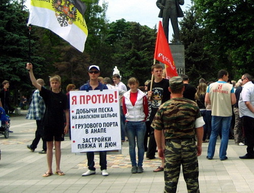 Сбор подписей против добычи песка на шельфе. Анапа, 27 мая 2012 г. Фото Светланы Паньковой, http://ewnc.org Сбор подписей против добычи песка на шельфе. Анапа, 27 мая 2012 г. Фото Светланы Паньковой, http://ewnc.org