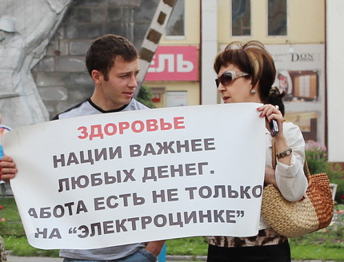 Участники пикета против  деятельности
 завода "Электроцинк". Владикавказ, 5 июня 2012 г. Фото Эммы Марзоевой для "Кавказского узла"