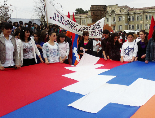 Нагорный Карабах, Степанакерт, 10 апреля 2012 г. Траурный митинг в память жертв Карабахского конфликта в 20-ю годовщину трагических событий в селе Марага. Фото Алвард Григорян для "Кавказского узла" Нагорный Карабах, Степанакерт, 10 апреля 2012 г. Траурный митинг в память жертв Карабахского конфликта в 20-ю годовщину трагических событий в селе Марага. Фото Алвард Григорян для "Кавказского узла"