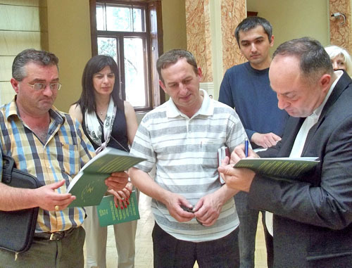 Презентация книги руководителя Черкесского культурного центра, профессора Мераба Чухуа (справа) "Геноцид черкесов" состоялась в выставочном зале Парламентской национальной библиотеки Грузии. 25 июня 2012 г. Фото Нико Багратиони для "Кавказского узла" Презентация книги руководителя Черкесского культурного центра, профессора Мераба Чухуа (справа) "Геноцид черкесов" состоялась в выставочном зале Парламентской национальной библиотеки Грузии. 25 июня 2012 г. Фото Нико Багратиони для "Кавказского узла"