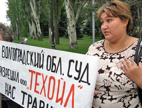 Пикет жителей Ворошиловского района против деятельности нефтеперерабатывающего предприятия ООО "Техойл". На снимке: участница пикета Ирина Бебехова. Волгоград, 29 июня 2012 г. Фото Вячеслава Ященко для "Кавказского узла" Пикет жителей Ворошиловского района против деятельности нефтеперерабатывающего предприятия ООО "Техойл". На снимке: участница пикета Ирина Бебехова. Волгоград, 29 июня 2012 г. Фото Вячеслава Ященко для "Кавказского узла"