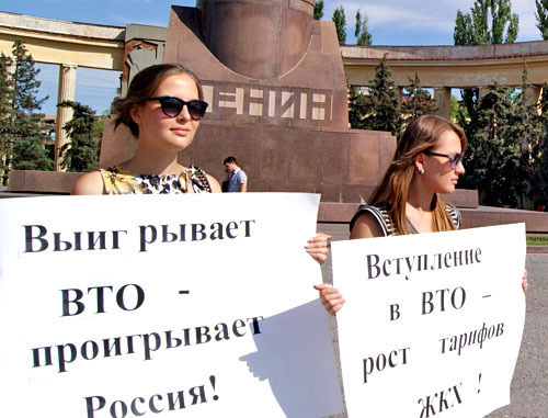 Санкционированный пикет против вступления России во ВТО провела комсомольская организация на площади Ленина. Волгоград, 3 июля 2012 г. Фото Татьяны Филимоновой для "Кавказского узла"
Санкционированный пикет против вступления России во ВТО провела комсомольская организация на площади Ленина. Волгоград, 3 июля 2012 г. Фото Татьяны Филимоновой для "Кавказского узла"
