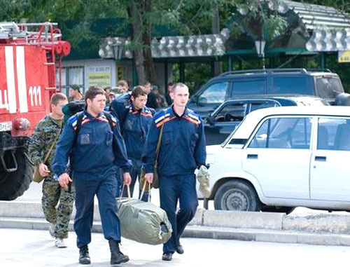 Спасатели в Крымске. Краснодарский край, 7 июля 2012 г. Фото Валентина Мищенко / Югополис Спасатели в Крымске. Краснодарский край, 7 июля 2012 г. Фото Валентина Мищенко / Югополис