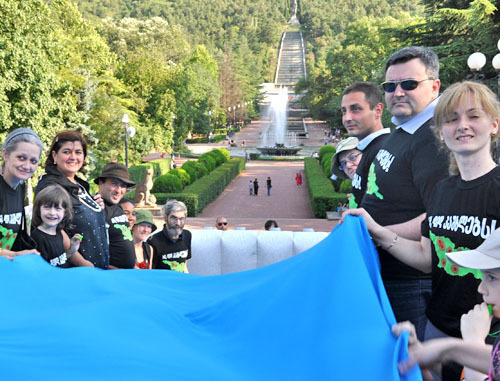 Акция "Нет большим плотинам!" прошла в Тбилиси в парке Ваке. Грузия, 7 июля 2012 г. Фото Ираклия Мачарашвили предоставлено ассоциацией "Зеленая альтернатива" Акция "Нет большим плотинам!" прошла в Тбилиси в парке Ваке. Грузия, 7 июля 2012 г. Фото Ираклия Мачарашвили предоставлено ассоциацией "Зеленая альтернатива"