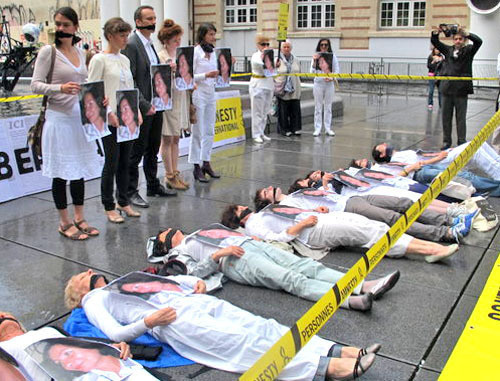 Акция памяти Натальи Эстемировой прошла в Париже. 15 июля 2012 г. Фото предоставлено Amnesty International